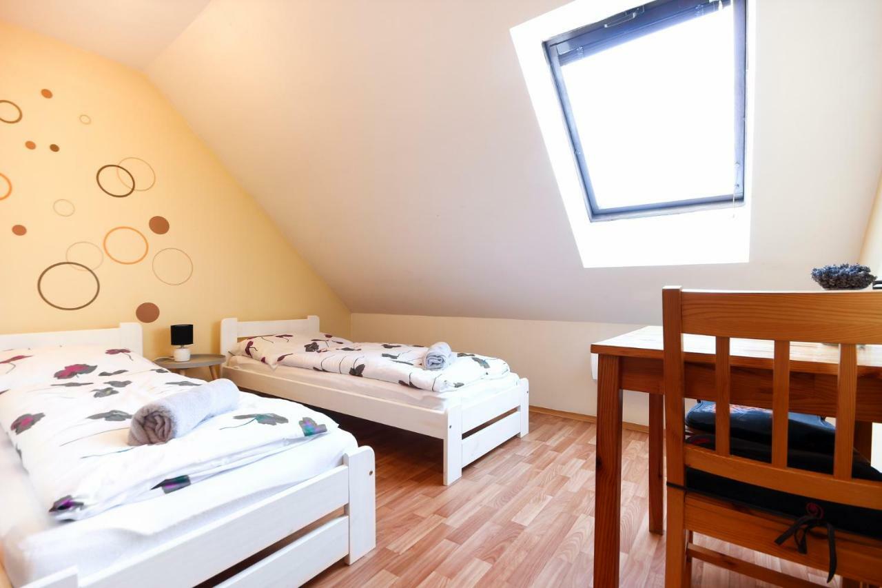 Penzion Bazen Vino Sklep U Palecku Zaječí Bagian luar foto