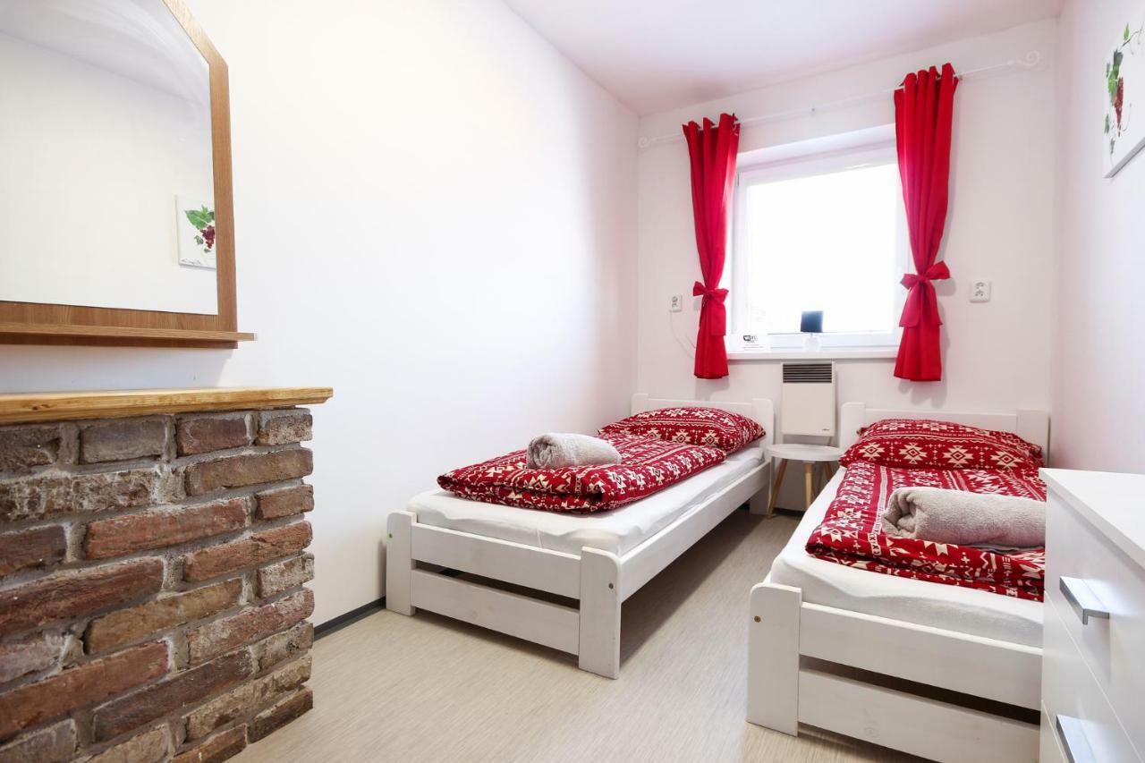 Penzion Bazen Vino Sklep U Palecku Zaječí Bagian luar foto