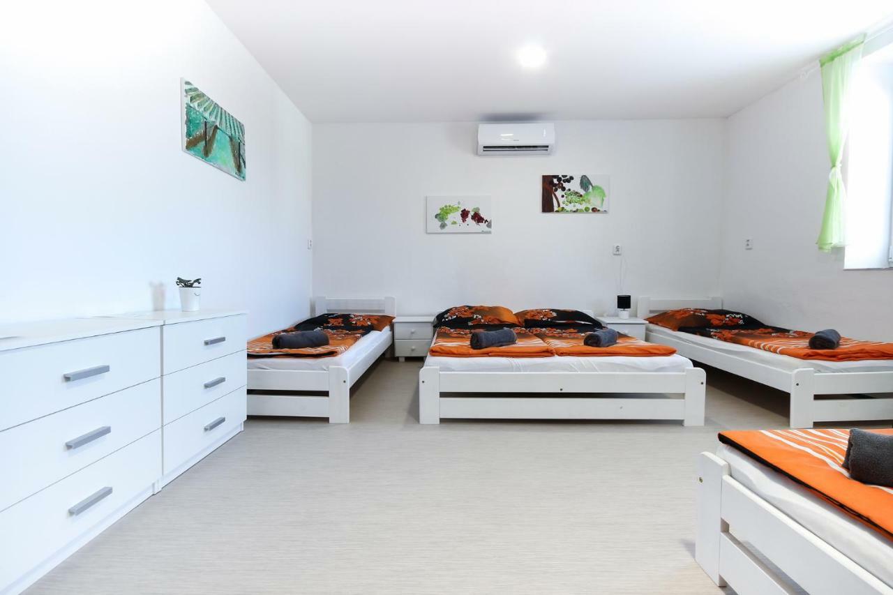 Penzion Bazen Vino Sklep U Palecku Zaječí Bagian luar foto